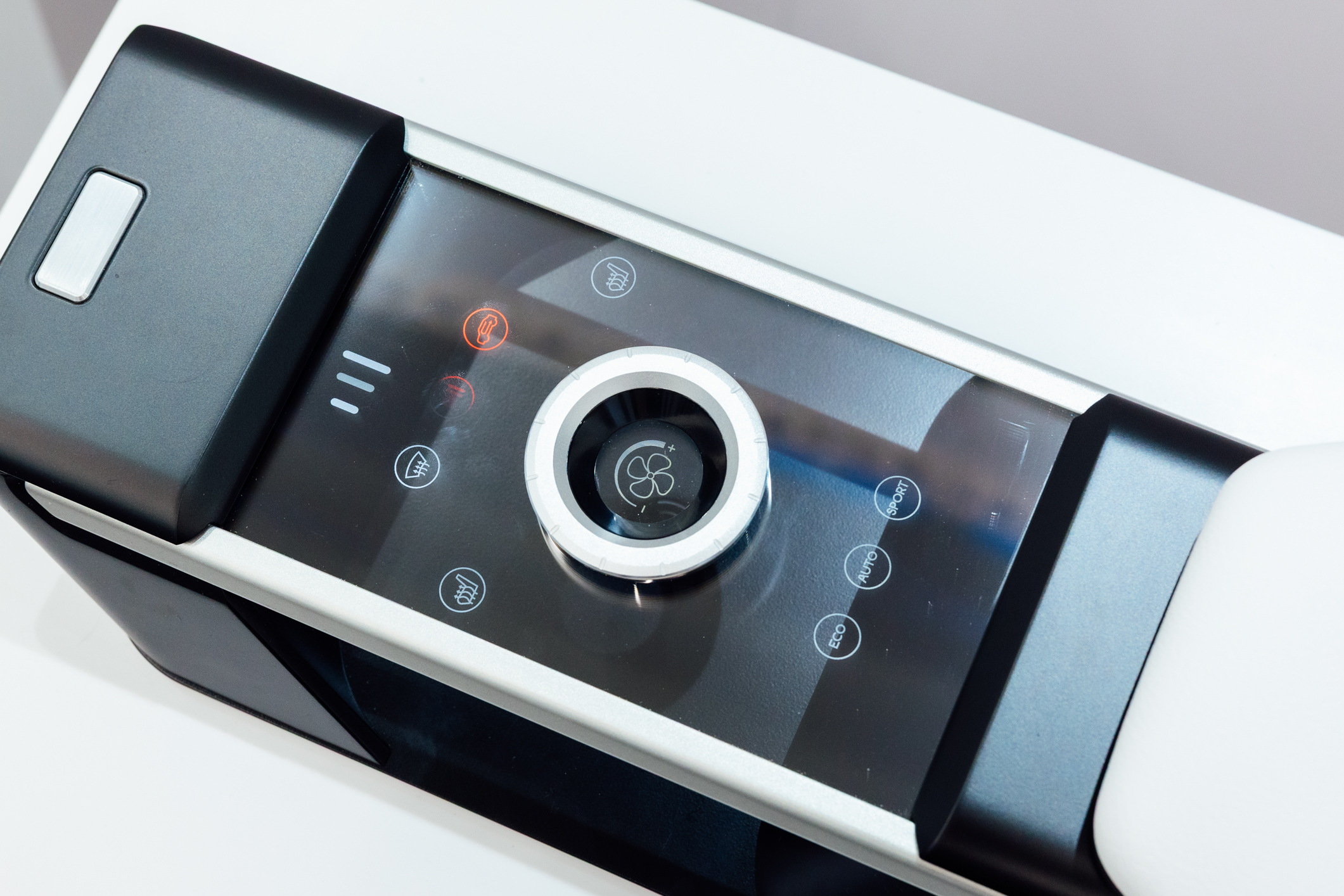 以极简设计打造的CrystalSense Console，为中央扶手区带来创新突破，将功能隐藏于简约的外观中，并采用悬浮式旋钮搭配玻璃面板与主动触觉回馈，仅在操作时才显现功能选单，提供直觉且可自定义的互动体验。